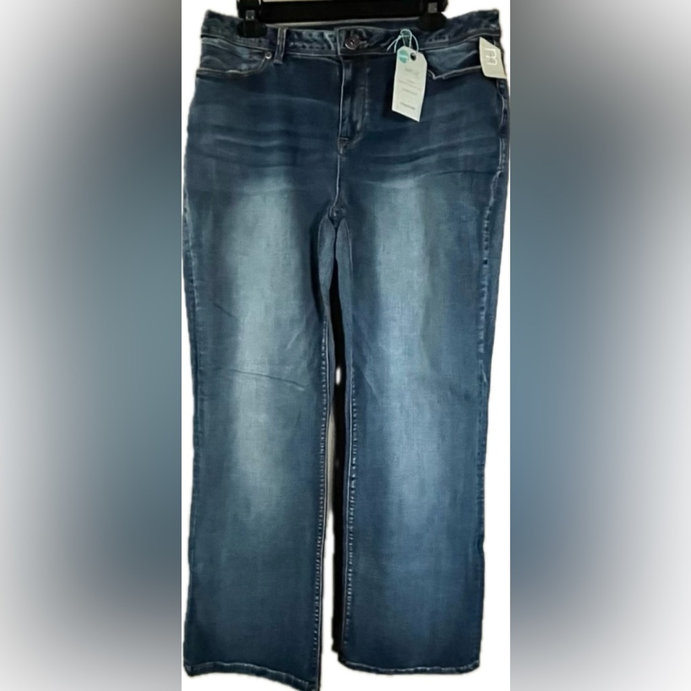 Maurice’s boot cut, curvy fit blue jeans. New with tags. Size 13/14 short